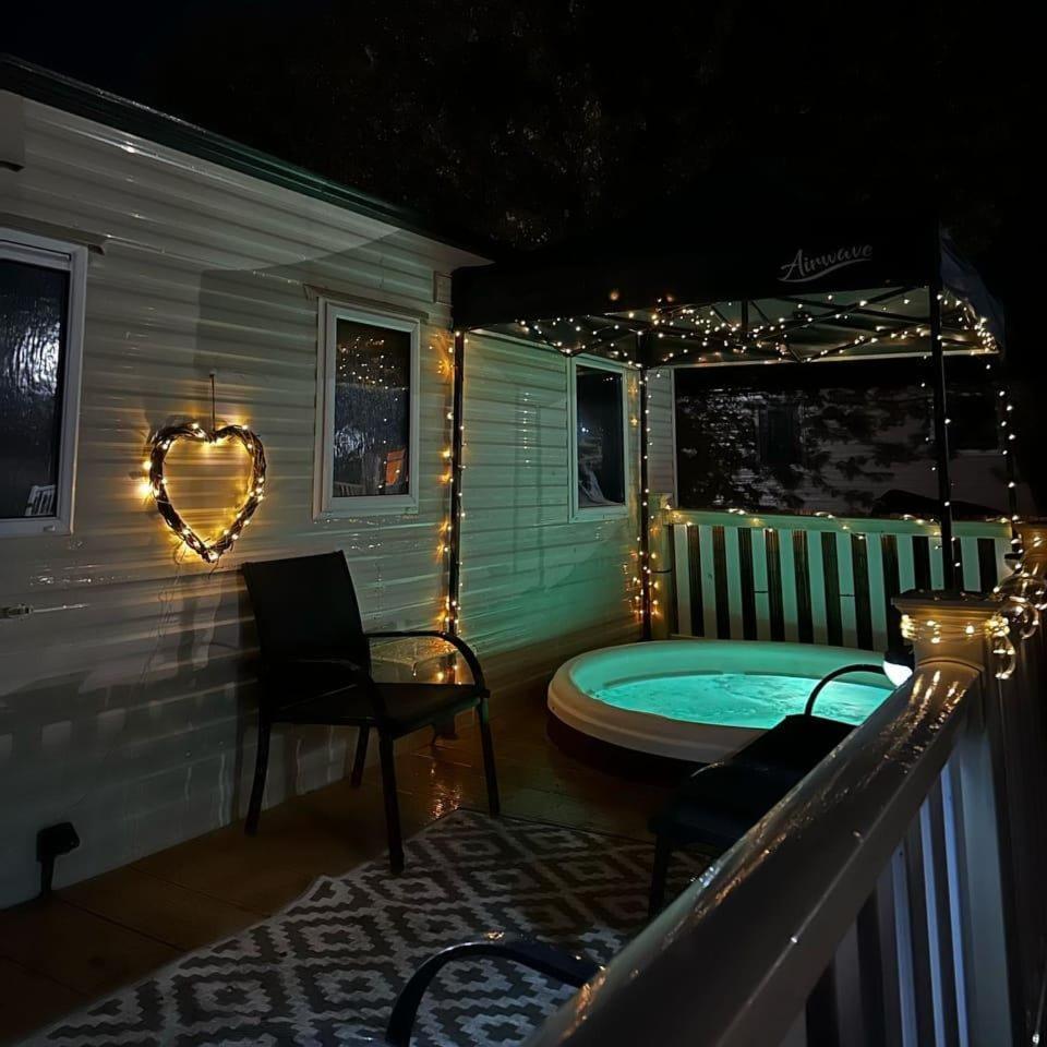 Tattershall Lakes Hot Tub Lodge Breaks Eksteriør billede